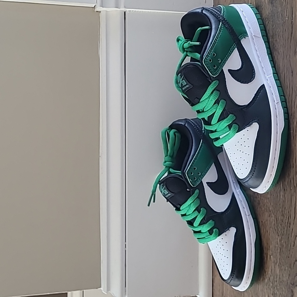 Nike Kids Low-Top Sneakers in White, Black, Green